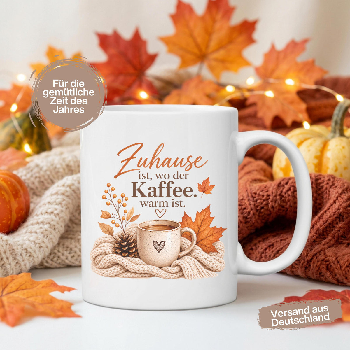 Herbst Tasse Zuhause ist wo der Kaffee warm ist als Geschenk für beste Freundin und Geschenk für Kaffeeliebhaber. Weiße Keramiktasse 330 ml mit gemütlichem Herbstmotiv, Kaffee, Strickdecke und Herbstblättern. Die Herbsttasse eignet sich als Kaffeeliebhaber Geschenk, Me Time Geschenk, Selfcare Geschenk und Herbst Geschenk. Kaffeetasse Herbst für Cozy Season und Herbstzeit, spülmaschinenfeste Keramiktasse als Tasse mit Herbstmotiv und Geschenkidee für Kaffeeliebhaber.