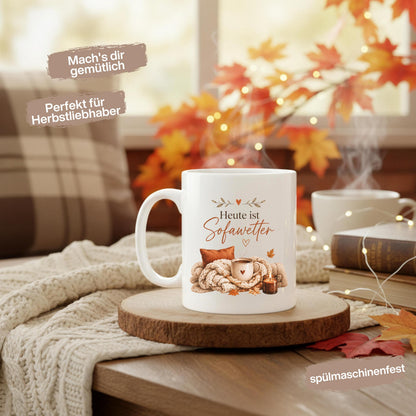 Herbst Tasse Heute ist Sofawetter als Geschenk für beste Freundin und Geschenk für Kaffeeliebhaber. Weiße Keramiktasse 330 ml mit gemütlichem Herbstmotiv, Kaffee, Decke, Kerze und Herbstblättern. Herbsttasse als Kaffeeliebhaber Geschenk, Me Time Geschenk, Selfcare Geschenk und Herbst Geschenk. Kaffeetasse Herbst für Cozy Season und Herbstzeit, spülmaschinenfeste Keramiktasse als Tasse mit Herbstmotiv und gemütliche Geschenkidee für Kaffeeliebhaber.