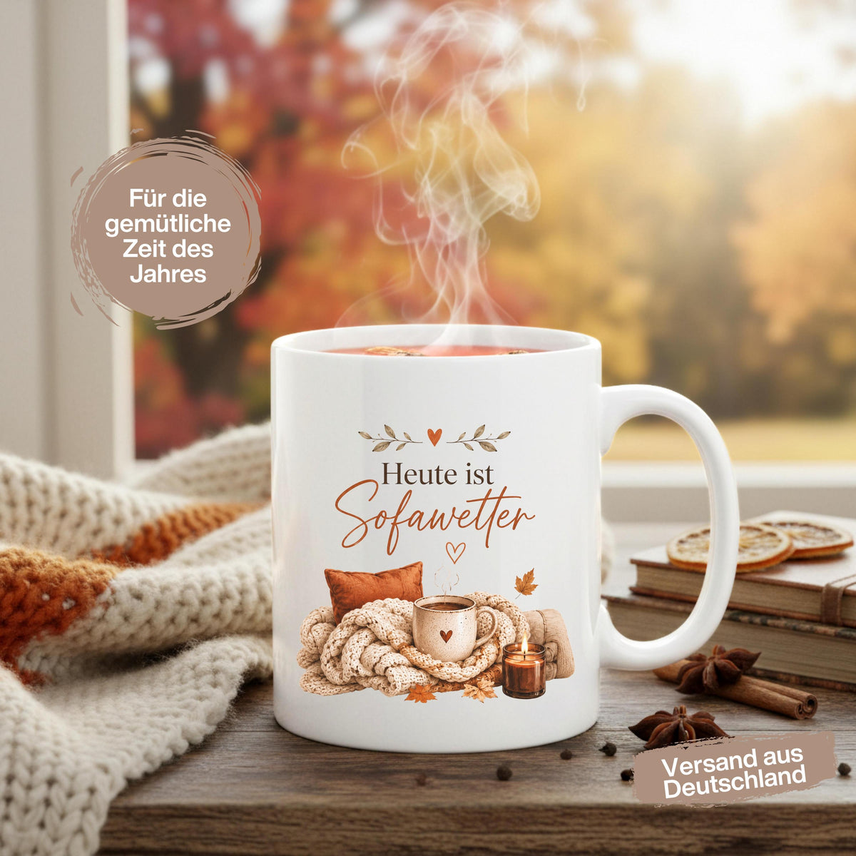 Herbst Tasse Heute ist Sofawetter als Geschenk für beste Freundin und Geschenk für Kaffeeliebhaber. Weiße Keramiktasse 330 ml mit gemütlichem Herbstmotiv, Kaffee, Decke, Kerze und Herbstblättern. Herbsttasse als Kaffeeliebhaber Geschenk, Me Time Geschenk, Selfcare Geschenk und Herbst Geschenk. Kaffeetasse Herbst für Cozy Season und Herbstzeit, spülmaschinenfeste Keramiktasse als Tasse mit Herbstmotiv und gemütliche Geschenkidee für Kaffeeliebhaber.