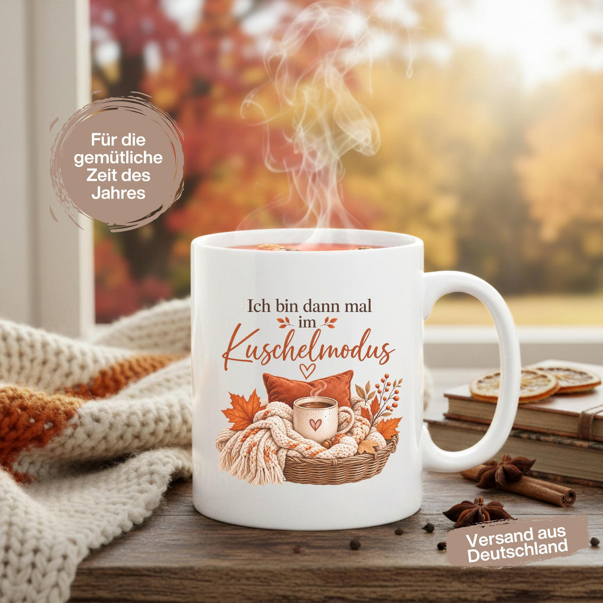 Herbst Tasse Ich bin dann mal im Kuschelmodus als Geschenk für beste Freundin und Geschenk für Kaffeeliebhaber. Weiße Keramiktasse 330 ml mit gemütlichem Herbstmotiv, Kaffee, Strickdecke, Kissen und Herbstblättern. Herbsttasse als Kaffeeliebhaber Geschenk, Me Time Geschenk, Selfcare Geschenk und Herbst Geschenk. Kaffeetasse Herbst für Cozy Season und Herbstzeit, spülmaschinenfeste Keramiktasse als Tasse mit Herbstmotiv und Geschenkidee für Kaffeeliebhaber.