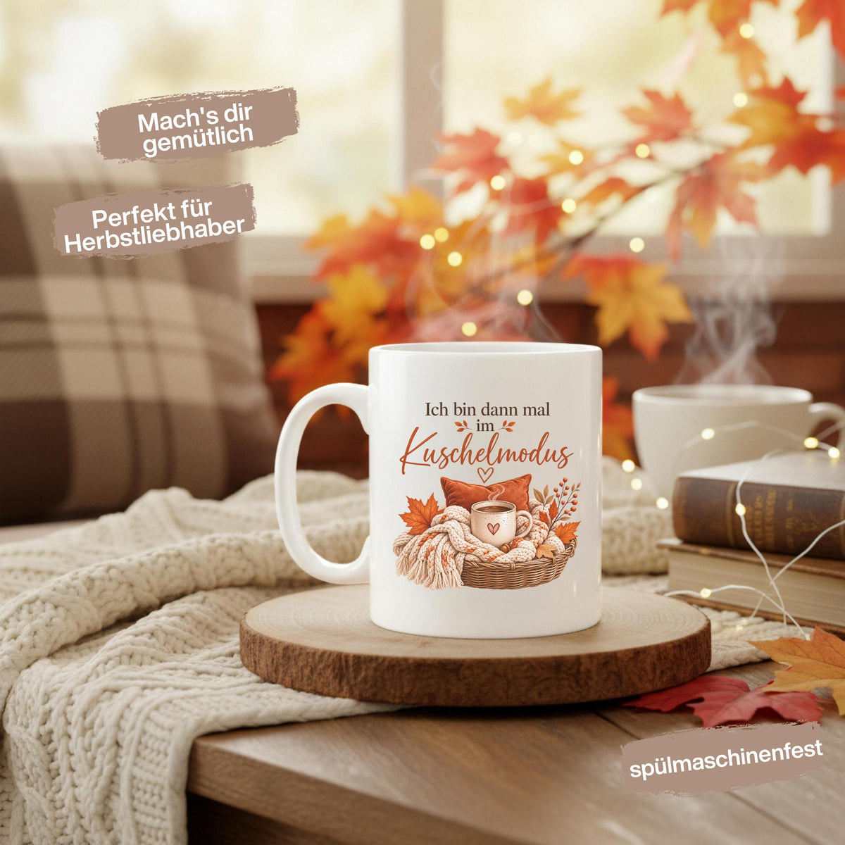Herbst Tasse Ich bin dann mal im Kuschelmodus als Geschenk für beste Freundin und Geschenk für Kaffeeliebhaber. Weiße Keramiktasse 330 ml mit gemütlichem Herbstmotiv, Kaffee, Strickdecke, Kissen und Herbstblättern. Herbsttasse als Kaffeeliebhaber Geschenk, Me Time Geschenk, Selfcare Geschenk und Herbst Geschenk. Kaffeetasse Herbst für Cozy Season und Herbstzeit, spülmaschinenfeste Keramiktasse als Tasse mit Herbstmotiv und Geschenkidee für Kaffeeliebhaber.