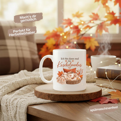 Herbst Tasse Ich bin dann mal im Kuschelmodus als Geschenk für beste Freundin und Geschenk für Kaffeeliebhaber. Weiße Keramiktasse 330 ml mit gemütlichem Herbstmotiv, Kaffee, Strickdecke, Kissen und Herbstblättern. Herbsttasse als Kaffeeliebhaber Geschenk, Me Time Geschenk, Selfcare Geschenk und Herbst Geschenk. Kaffeetasse Herbst für Cozy Season und Herbstzeit, spülmaschinenfeste Keramiktasse als Tasse mit Herbstmotiv und Geschenkidee für Kaffeeliebhaber.