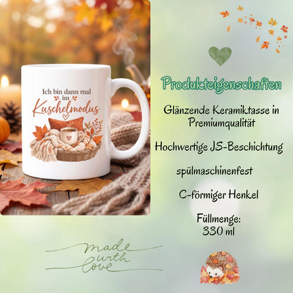 Herbst Tasse Ich bin dann mal im Kuschelmodus als Geschenk für beste Freundin und Geschenk für Kaffeeliebhaber. Weiße Keramiktasse 330 ml mit gemütlichem Herbstmotiv, Kaffee, Strickdecke, Kissen und Herbstblättern. Herbsttasse als Kaffeeliebhaber Geschenk, Me Time Geschenk, Selfcare Geschenk und Herbst Geschenk. Kaffeetasse Herbst für Cozy Season und Herbstzeit, spülmaschinenfeste Keramiktasse als Tasse mit Herbstmotiv und Geschenkidee für Kaffeeliebhaber.
