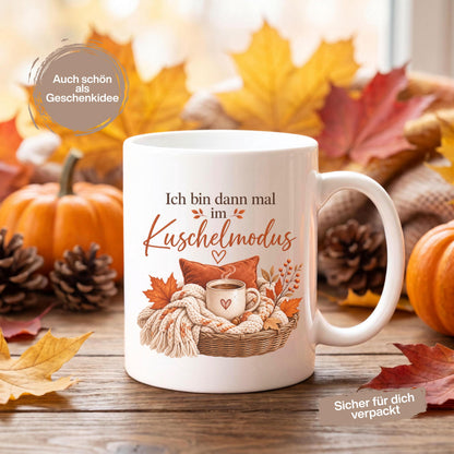 Herbst Tasse Ich bin dann mal im Kuschelmodus als Geschenk für beste Freundin und Geschenk für Kaffeeliebhaber. Weiße Keramiktasse 330 ml mit gemütlichem Herbstmotiv, Kaffee, Strickdecke, Kissen und Herbstblättern. Herbsttasse als Kaffeeliebhaber Geschenk, Me Time Geschenk, Selfcare Geschenk und Herbst Geschenk. Kaffeetasse Herbst für Cozy Season und Herbstzeit, spülmaschinenfeste Keramiktasse als Tasse mit Herbstmotiv und Geschenkidee für Kaffeeliebhaber.