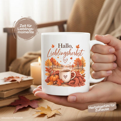 Herbst Tasse Hallo Lieblingsherbst als Geschenk für beste Freundin und Geschenk für Kaffeeliebhaber. Weiße Keramiktasse 330 ml mit Kürbis, Kaffee, Herbstblättern, Strickdecke und herbstlicher Landschaft. Kürbis Tasse und Herbsttasse als Kaffeeliebhaber Geschenk, Herbst Geschenk und gemütliche Tasse für Cozy Season. Kaffeetasse Herbst als Keramiktasse mit Herbstmotiv für Herbstzeit, Me Time, Kaffee- und Kürbisfans, produziert und versendet aus Deutschland.  Herbstgeschenke Cozy season