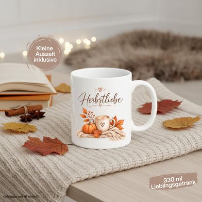 Herbst Tasse Herbstliebe als Geschenk für beste Freundin und Geschenk für Kaffeeliebhaber. Weiße Keramiktasse 330 ml mit Kürbis, Kaffee, Herbstblättern und kuscheliger Strickdecke. Kürbis Tasse und Herbsttasse als Kaffeeliebhaber Geschenk, Herbst Geschenk und gemütliche Tasse für Cozy Season. Kaffeetasse Herbst als Keramiktasse mit Herbstmotiv für Herbstzeit, Me Time, Selfcare, Kaffee- und Kürbisfans, produziert und versendet aus Deutschland. geschenk beste freundin, geschenk kaffeeliebhaber