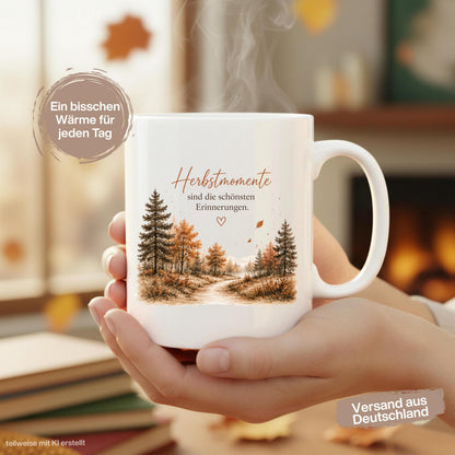 Herbst Tasse mit Spruch als Geschenk für beste Freundin und Geschenk für Kaffeeliebhaber. Weiße Keramiktasse 330 ml mit dem Spruch „Herbstmomente sind die schönsten Erinnerungen“ und herbstlichem Naturmotiv. Herbsttasse als Kaffeeliebhaber Geschenk für Herbstzeit und Cozy Season, Herbst Geschenk für Freundin, Mama oder Schwester sowie Me Time Geschenk und Selfcare Geschenk. Keramiktasse und Tasse Herbst für gemütliche Kaffee- und Teemomente, produziert und versendet aus Deutschland.
