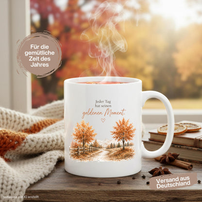 Herbst Tasse mit Spruch „Jeder Tag hat seinen goldenen Moment“ als Geschenk für beste Freundin und Geschenk für Kaffeeliebhaber. Weiße Keramiktasse 330 ml beidseitig bedruckt mit herbstlicher Landschaft, goldenen Bäumen und warmen Naturfarben. Herbsttasse für Herbstzeit und Cozy Season, Kaffeeliebhaber Geschenk, Herbst Geschenk, Selfcare Geschenk und Me Time Geschenk für Freundin, Mama oder Schwester. Keramiktasse mit Produktion und Versand aus Deutschland.  geschenk beste freundin, Herbsttasse
