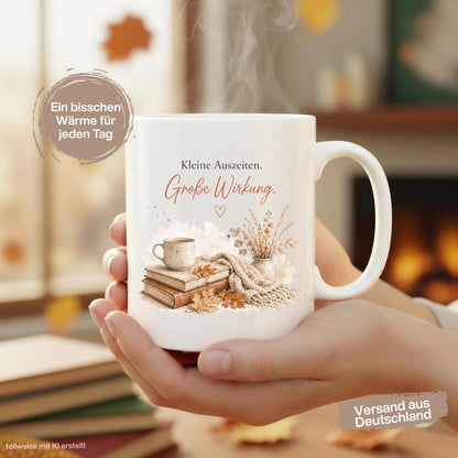 Herbst Tasse mit Spruch „Kleine Auszeiten. Große Wirkung“ als Me Time Geschenk, Selfcare Geschenk und Geschenk für beste Freundin. Weiße Keramiktasse, ideal als Geschenk für Kaffeeliebhaber und Kaffeeliebhaber Geschenk. Herbsttasse für Herbstzeit und Cozy Season mit gemütlichem Motiv aus  Herbstblättern. Keramiktasse als Herbst Geschenk für Freundin, Mama, Schwester, Leseratten und Kaffeefans. Gemütliche Tasse Herbst für entspannte Kaffeepausen, Lesestunden und kleine Auszeiten im Alltag.