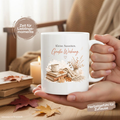 Herbst Tasse mit Spruch „Kleine Auszeiten. Große Wirkung“ als Me Time Geschenk, Selfcare Geschenk und Geschenk für beste Freundin. Weiße Keramiktasse, ideal als Geschenk für Kaffeeliebhaber und Kaffeeliebhaber Geschenk. Herbsttasse für Herbstzeit und Cozy Season mit gemütlichem Motiv aus  Herbstblättern. Keramiktasse als Herbst Geschenk für Freundin, Mama, Schwester, Leseratten und Kaffeefans. Gemütliche Tasse Herbst für entspannte Kaffeepausen, Lesestunden und kleine Auszeiten im Alltag.