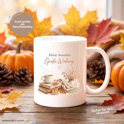 Herbst Tasse mit Spruch „Kleine Auszeiten. Große Wirkung“ als Me Time Geschenk, Selfcare Geschenk und Geschenk für beste Freundin. Weiße Keramiktasse, ideal als Geschenk für Kaffeeliebhaber und Kaffeeliebhaber Geschenk. Herbsttasse für Herbstzeit und Cozy Season mit gemütlichem Motiv aus  Herbstblättern. Keramiktasse als Herbst Geschenk für Freundin, Mama, Schwester, Leseratten und Kaffeefans. Gemütliche Tasse Herbst für entspannte Kaffeepausen, Lesestunden und kleine Auszeiten im Alltag.