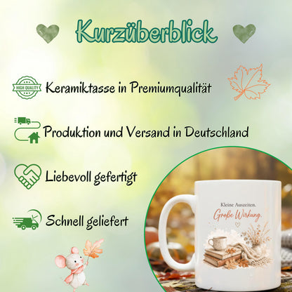 Herbst Tasse mit Spruch „Kleine Auszeiten. Große Wirkung“ als Me Time Geschenk, Selfcare Geschenk und Geschenk für beste Freundin. Weiße Keramiktasse, ideal als Geschenk für Kaffeeliebhaber und Kaffeeliebhaber Geschenk. Herbsttasse für Herbstzeit und Cozy Season mit gemütlichem Motiv aus  Herbstblättern. Keramiktasse als Herbst Geschenk für Freundin, Mama, Schwester, Leseratten und Kaffeefans. Gemütliche Tasse Herbst für entspannte Kaffeepausen, Lesestunden und kleine Auszeiten im Alltag.