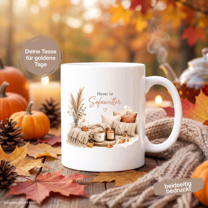 Herbst Tasse mit Spruch „Heute ist Sofawetter“ als Me Time Geschenk, Selfcare Geschenk und Geschenk für beste Freundin. Weiße Keramiktasse 330 ml beidseitig bedruckt, ideal als Geschenk für Kaffeeliebhaber und Kaffeeliebhaber Geschenk. Herbsttasse für Herbstzeit und Cozy Season mit gemütlichem Motiv aus Sofa, Kerze & Herbstblättern. Keramiktasse als Herbst Geschenk für Freundin, Mama, Schwester, Cozy-Season-Fans und Kaffeefans. Gemütliche Tasse Herbst für entspannte Kaffeepausen und Sofamomente.