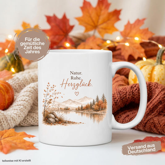 Herbst Tasse mit Spruch als Geschenk für beste Freundin und Geschenk für Kaffeeliebhaber. Weiße Keramiktasse 330 ml mit „Natur. Ruhe. Herzglück.“ und herbstlichem Naturmotiv mit Bergen, See und Bäumen. Herbsttasse und Kaffeeliebhaber Geschenk für Herbstzeit und Cozy Season, Herbst Geschenk für Freundin, Mama, Schwester und Naturfreunde sowie Me Time Geschenk und Selfcare Geschenk. Keramiktasse und Tasse Herbst für gemütliche Kaffee- und Teemomente, Produktion und Versand aus Deutschland.