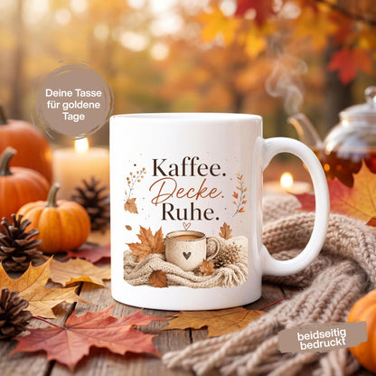 Herbst Tasse Kaffee Decke Ruhe als Geschenk für beste Freundin und Geschenk für Kaffeeliebhaber. Weiße Keramiktasse 330 ml mit gemütlichem Herbstmotiv, Kaffeetasse, Decke und Herbstblättern. Die Herbsttasse eignet sich als Me Time Geschenk, Selfcare Geschenk, Herbst Geschenk und Kaffeeliebhaber Geschenk. Keramiktasse für Cozy Season, Herbstzeit und gemütliche Kaffeemomente, spülmaschinenfest und ideal als Tasse mit Herbstmotiv, Herbst Kaffeebecher oder Geschenkidee für Kaffeeliebhaber.