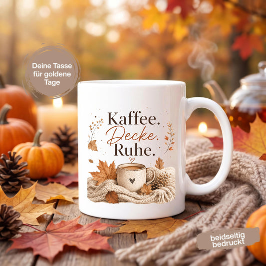 Herbst Tasse Kaffee Decke Ruhe als Geschenk für beste Freundin und Geschenk für Kaffeeliebhaber. Weiße Keramiktasse 330 ml mit gemütlichem Herbstmotiv, Kaffeetasse, Decke und Herbstblättern. Die Herbsttasse eignet sich als Me Time Geschenk, Selfcare Geschenk, Herbst Geschenk und Kaffeeliebhaber Geschenk. Keramiktasse für Cozy Season, Herbstzeit und gemütliche Kaffeemomente, spülmaschinenfest und ideal als Tasse mit Herbstmotiv, Herbst Kaffeebecher oder Geschenkidee für Kaffeeliebhaber.