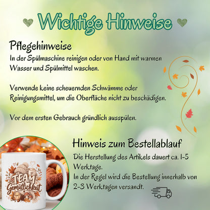 Herbst Tasse mit Spruch „Team Gemütlichkeit“ als gemütliches Herbst Geschenk, Me Time Geschenk und Geschenk für beste Freundin. Weiße Keramiktasse 330 ml beidseitig bedruckt mit herbstlichem Cozy-Season-Motiv aus warmer Tasse, Strickmütze, Kuscheldecke, Kerze, Pilzen, Tannenzapfen, Eicheln und Herbstblättern. Herbsttasse für Herbstzeit und gemütliche Kaffee-, Tee- oder Kakaomomente, ideal als Geschenk für Kaffeeliebhaber, Freundin, Mama, Schwester und echte Herbstfans.