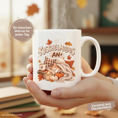 Herbst Tasse mit Spruch „Kuschelmodus an“ als Geschenk für Katzenliebhaber, Geschenk für beste Freundin und gemütliches Me Time Geschenk. Weiße Keramiktasse 330 ml beidseitig bedruckt mit schlafender Katze unter einer Strickdecke, Kissen, Kaffee, Büchern, Kerze, Kürbissen und bunten Herbstblättern. Herbsttasse für Herbstzeit und Cozy Season, ideal als Geschenk für Kaffeeliebhaber, Katzenfans, Freundin, Mama oder Schwester und für gemütliche Kaffee-, Tee- und Kakaomomente.
