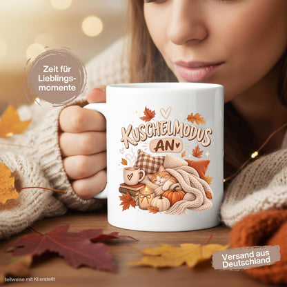 Herbst Tasse mit Spruch „Kuschelmodus an“ als Geschenk für Katzenliebhaber, Geschenk für beste Freundin und gemütliches Me Time Geschenk. Weiße Keramiktasse 330 ml beidseitig bedruckt mit schlafender Katze unter einer Strickdecke, Kissen, Kaffee, Büchern, Kerze, Kürbissen und bunten Herbstblättern. Herbsttasse für Herbstzeit und Cozy Season, ideal als Geschenk für Kaffeeliebhaber, Katzenfans, Freundin, Mama oder Schwester und für gemütliche Kaffee-, Tee- und Kakaomomente.