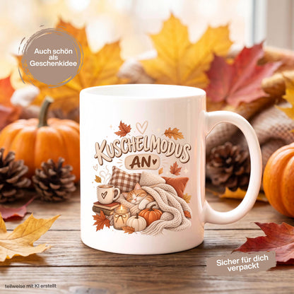 Herbst Tasse mit Spruch „Kuschelmodus an“ als Geschenk für Katzenliebhaber, Geschenk für beste Freundin und gemütliches Me Time Geschenk. Weiße Keramiktasse 330 ml beidseitig bedruckt mit schlafender Katze unter einer Strickdecke, Kissen, Kaffee, Büchern, Kerze, Kürbissen und bunten Herbstblättern. Herbsttasse für Herbstzeit und Cozy Season, ideal als Geschenk für Kaffeeliebhaber, Katzenfans, Freundin, Mama oder Schwester und für gemütliche Kaffee-, Tee- und Kakaomomente.