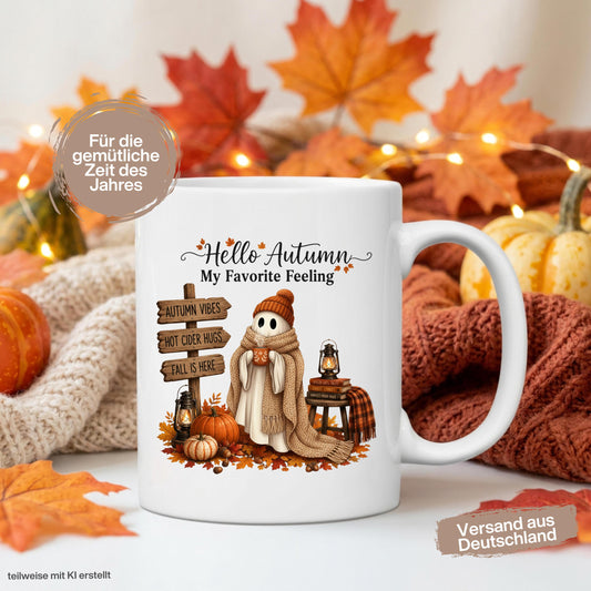 Herbst Tasse „Hello Autumn – My Favorite Feeling“ mit niedlichem Gespenst als gemütliche Keramiktasse für Herbstzeit und Cozy Season. Weiße Keramiktasse 330 ml beidseitig bedruckt mit Herbstmotiv aus Gespenst mit Strickmütze und Schal, warmer Tasse, Kürbissen, Herbstblättern, Laternen, Büchern und rustikalem Wegweiser. Herbsttasse als Herbst Geschenk für Herbstfans, beste Freundin, Mama, Schwester und Kaffeeliebhaber mit gemütlichen Autumn Vibes.  geschenk herbstfan
geschenk freundin tasse