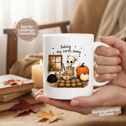 Herbst Tasse „Baking my cares away“ als Geschenk für Bäckerin, Backliebhaber und Katzenfans. Weiße Keramiktasse 330 ml beidseitig bedruckt mit humorvollem Herbstmotiv aus Skelett mit Kochmütze beim Backen, schwarzer Katze, Chocolate-Chip-Cookies, Kürbissen und buntem Herbstlaub. Gemütliche Herbsttasse und Halloween Tasse für Hobbybäcker, beste Freundin, Mama oder Schwester, ideal für Kaffee, Cozy Season und herbstliche Backtage. tasse herbst
herbsttasse halloween tasse geschenk bäckerin