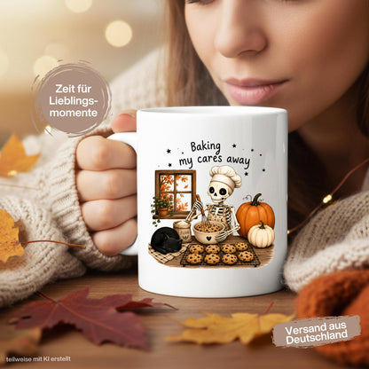 Herbst Tasse „Baking my cares away“ als Geschenk für Bäckerin, Backliebhaber und Katzenfans. Weiße Keramiktasse 330 ml beidseitig bedruckt mit humorvollem Herbstmotiv aus Skelett mit Kochmütze beim Backen, schwarzer Katze, Chocolate-Chip-Cookies, Kürbissen und buntem Herbstlaub. Gemütliche Herbsttasse und Halloween Tasse für Hobbybäcker, beste Freundin, Mama oder Schwester, ideal für Kaffee, Cozy Season und herbstliche Backtage. tasse herbst
herbsttasse halloween tasse geschenk bäckerin