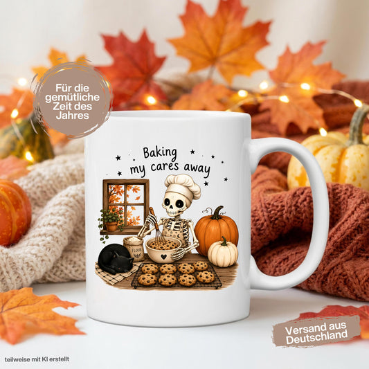 Herbst Tasse „Baking my cares away“ als Geschenk für Bäckerin, Backliebhaber und Katzenfans. Weiße Keramiktasse 330 ml beidseitig bedruckt mit humorvollem Herbstmotiv aus Skelett mit Kochmütze beim Backen, schwarzer Katze, Chocolate-Chip-Cookies, Kürbissen und buntem Herbstlaub. Gemütliche Herbsttasse und Halloween Tasse für Hobbybäcker, beste Freundin, Mama oder Schwester, ideal für Kaffee, Cozy Season und herbstliche Backtage. tasse herbst
herbsttasse halloween tasse geschenk bäckerin