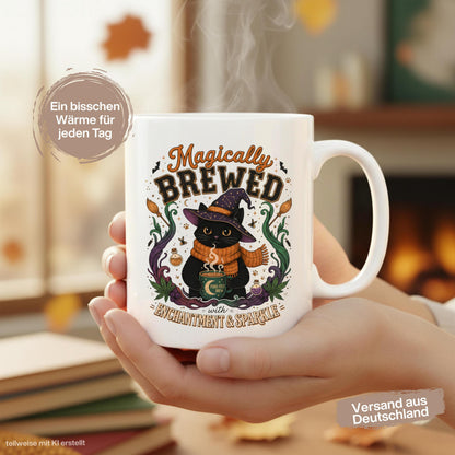 Halloween Tasse „Magically Brewed“ mit schwarzer Katze als Geschenk für Katzenliebhaber, Katzenfans und Hexenfans. Weiße Keramiktasse 330 ml beidseitig bedruckt mit niedlicher Hexenkatze, Hexenhut, orangefarbenem Schal, Zaubertränken, Fledermäusen und magischen Details. Witchy Tasse und Herbst Tasse für Spooky Season, Halloween und gemütliche Kaffeepausen, schöne Geschenkidee für beste Freundin, Schwester, Mama und Fans schwarzer Katzen. Geschenke für Katzenliebhaber Tasse Herbst Geschenk