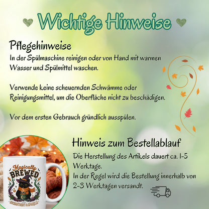 Halloween Tasse „Magically Brewed“ mit schwarzer Katze als Geschenk für Katzenliebhaber, Katzenfans und Hexenfans. Weiße Keramiktasse 330 ml beidseitig bedruckt mit niedlicher Hexenkatze, Hexenhut, orangefarbenem Schal, Zaubertränken, Fledermäusen und magischen Details. Witchy Tasse und Herbst Tasse für Spooky Season, Halloween und gemütliche Kaffeepausen, schöne Geschenkidee für beste Freundin, Schwester, Mama und Fans schwarzer Katzen. Geschenke für Katzenliebhaber Tasse Herbst Geschenk