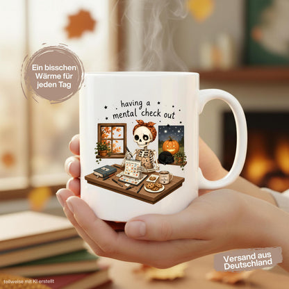 Halloween Tasse mit Spruch „having a mental check out“ und lustigem Skelett am Schreibtisch als Halloween Geschenk und Geschenk für Freundin oder Kollegin. Weiße Keramiktasse 330 ml beidseitig bedruckt mit Skelett, Kalender, Kaffee, Keksen, schwarzer Katze, Kürbis und Herbstblättern. Humorvolle Skelett Tasse für Spooky Season und Herbstzeit, ideal als lustiges Geschenk für Halloweenfans, beste Freundin, Schwester und Kollegin. Halloween Tasse, Mental Load Tasse, Lustige Tasse Kollegin