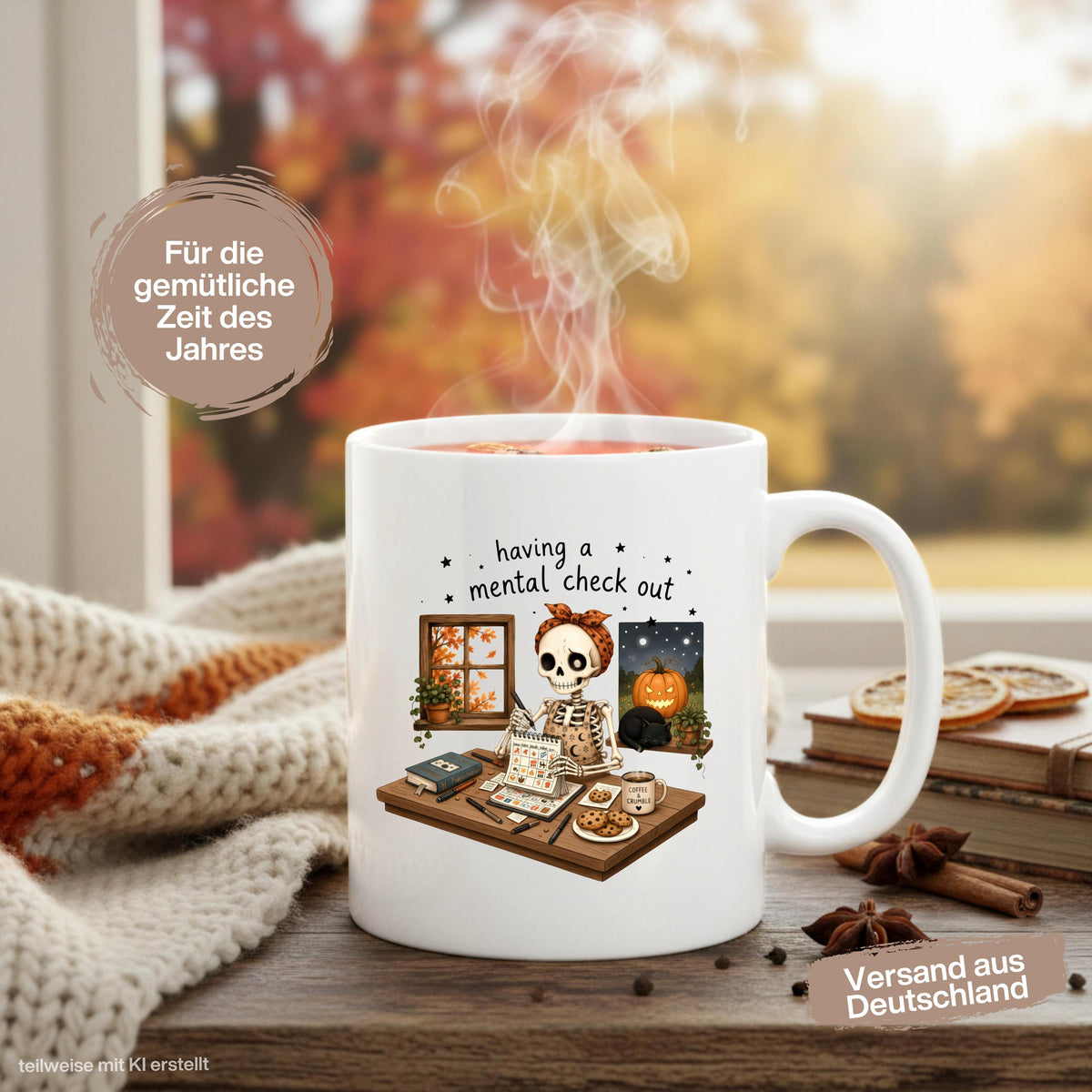 Halloween Tasse mit Spruch „having a mental check out“ und lustigem Skelett am Schreibtisch als Halloween Geschenk und Geschenk für Freundin oder Kollegin. Weiße Keramiktasse 330 ml beidseitig bedruckt mit Skelett, Kalender, Kaffee, Keksen, schwarzer Katze, Kürbis und Herbstblättern. Humorvolle Skelett Tasse für Spooky Season und Herbstzeit, ideal als lustiges Geschenk für Halloweenfans, beste Freundin, Schwester und Kollegin. Halloween Tasse, Mental Load Tasse, Lustige Tasse Kollegin