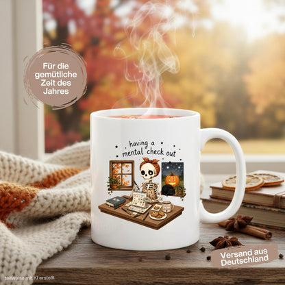 Halloween Tasse mit Spruch „having a mental check out“ und lustigem Skelett am Schreibtisch als Halloween Geschenk und Geschenk für Freundin oder Kollegin. Weiße Keramiktasse 330 ml beidseitig bedruckt mit Skelett, Kalender, Kaffee, Keksen, schwarzer Katze, Kürbis und Herbstblättern. Humorvolle Skelett Tasse für Spooky Season und Herbstzeit, ideal als lustiges Geschenk für Halloweenfans, beste Freundin, Schwester und Kollegin. Halloween Tasse, Mental Load Tasse, Lustige Tasse Kollegin