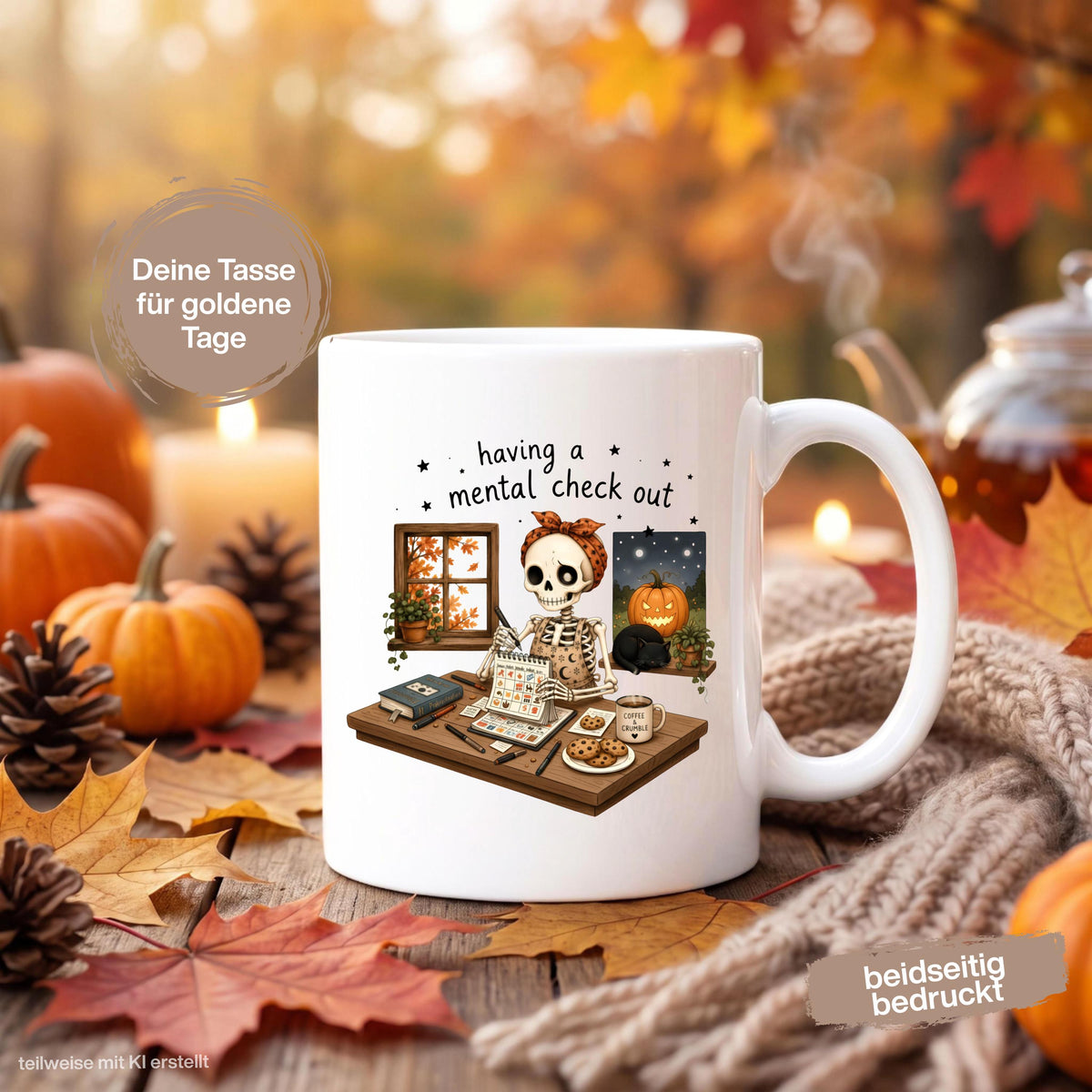 Halloween Tasse mit Spruch „having a mental check out“ und lustigem Skelett am Schreibtisch als Halloween Geschenk und Geschenk für Freundin oder Kollegin. Weiße Keramiktasse 330 ml beidseitig bedruckt mit Skelett, Kalender, Kaffee, Keksen, schwarzer Katze, Kürbis und Herbstblättern. Humorvolle Skelett Tasse für Spooky Season und Herbstzeit, ideal als lustiges Geschenk für Halloweenfans, beste Freundin, Schwester und Kollegin. Halloween Tasse, Mental Load Tasse, Lustige Tasse Kollegin