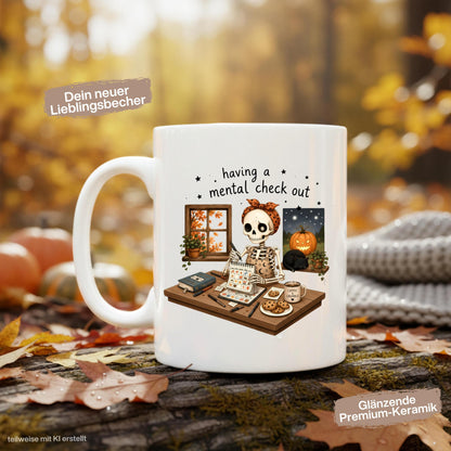 Halloween Tasse mit Spruch „having a mental check out“ und lustigem Skelett am Schreibtisch als Halloween Geschenk und Geschenk für Freundin oder Kollegin. Weiße Keramiktasse 330 ml beidseitig bedruckt mit Skelett, Kalender, Kaffee, Keksen, schwarzer Katze, Kürbis und Herbstblättern. Humorvolle Skelett Tasse für Spooky Season und Herbstzeit, ideal als lustiges Geschenk für Halloweenfans, beste Freundin, Schwester und Kollegin. Halloween Tasse, Mental Load Tasse, Lustige Tasse Kollegin