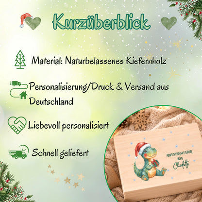 Weihnachtliche Infografik „Kurzüberblick“ zum personalisierten Dino-Adventskalender aus Holz. Die hellgrüne Grafik mit Herzen, Schneeflocken, Sternen und Tannenzweigen nennt naturbelassenes Kiefernholz, Personalisierung, Druck und Versand aus Deutschland sowie liebevolle Personalisierung und schnelle Lieferung. Ein runder Ausschnitt zeigt den Kistendeckel mit grünem Dinosaurier in Weihnachtsmütze, kleinen Sternen und dem Namen Charlotte. Produktübersicht zur wiederverwendbaren Adventskiste für Kinder.