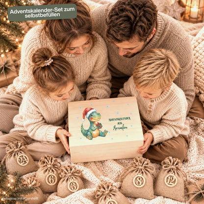 Personalisierter Adventskalender aus Holz für Kinder mit Weihnachts-Dino und Wunschnamen, Adventskiste und Weihnachtskalender zum Befüllen mit 24 Beuteln. Individueller Adventskalender personalisiert mit Namen, Adventskalender Holz, Adventskalender Kiste und wiederverwendbare Weihnachtsdeko für die Adventszeit. Adventskalender zum Befüllen als Holzkiste wahlweise einzeln oder im Set mit 24 Jutebeuteln und Holzzahlen, personalisierte Geschenkidee für Kinder zu Weihnachten. Maße: ca. 29,4 × 19,4 × 13,2 cm.