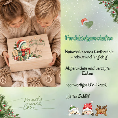 Infografik „Produkteigenschaften“ zum personalisierten Dino-Adventskalender aus Holz. Links halten zwei Kinder in beigen Strickpullovern eine Holzkiste mit Weihnachtsdinosaurier und Wunschnamen; daneben liegen nummerierte Jutesäckchen. Rechts nennt die hellgrüne Grafik naturbelassenes Kiefernholz, robuste und langlebige Ausführung, abgerundete Ecken, hochwertigen UV-Druck und glatten Schliff. Tannenzweige, Herzen, Schneeflocken sowie Weihnachtsfiguren rahmen die Übersicht; unten steht „Made with Love“.