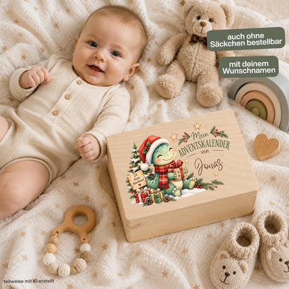 Adventskiste personalisiert mit Namen und weihnachtlichem Dino-Motiv als wiederverwendbarer Adventskalender für Kinder. Der Adventskalender aus Holz ist wahlweise einzeln oder als Set zum Selbstbefüllen mit 24 Jutebeuteln und 24 Holzzahlen erhältlich. Persönlicher Weihnachtskalender und Adventskalender Holz mit Namen, passend als Adventskalender Kiste, Adventskalender Box, Adventskalender Beutel und Dino Adventskalender für kleine Dino-Fans und eine besondere Weihnachtszeit. Maße: ca. 29,4 × 19,4 × 13,2 cm.