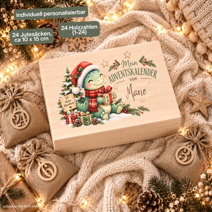 Adventskalender zum Befüllen für Kinder als personalisierte Holzkiste mit Weihnachts-Dino, Namen und 24 kleinen Überraschungen im Advent. Das komplette Adventskalender-Set besteht aus Adventskiste, 24 Jutesäckchen und Holzzahlen von 1 bis 24 und lässt sich individuell selbst befüllen. Personalisierter Adventskalender aus Holz, Adventskalender Beutel, Adventskalender Box, Adventskiste Kinder und Weihnachtskalender mit Namen für eine wiederverwendbare und persönliche Adventstradition. Aus Kiefernholz.