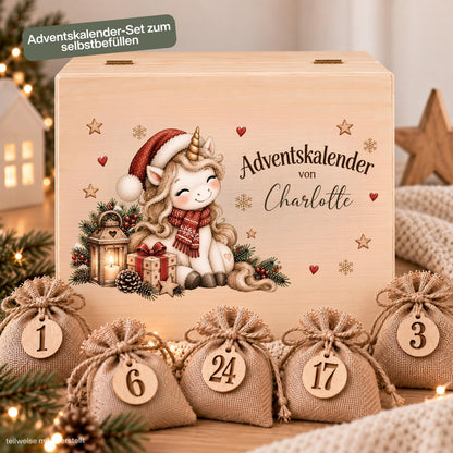 Adventskalender zum Befüllen für Kinder als personalisierte Holzkiste mit süßem Weihnachts-Einhorn und Wunschnamen. Das komplette Adventskalender-Set enthält eine Adventskiste aus Holz, 24 Jutesäckchen und 24 Holzzahlen von 1 bis 24 zum individuellen Selbstbefüllen. Personalisierter Adventskalender, Adventskiste personalisiert, Adventskalender Beutel, Adventskalender Box und Weihnachtskalender mit Namen für eine wiederverwendbare und besondere Weihnachtszeit. Maße: ca. 29,4 × 19,4 × 13,2 cm. UV-Druck.