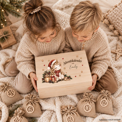 Adventskiste personalisiert mit Namen und Einhorn als wiederverwendbarer Adventskalender für Kinder. Der Adventskalender aus Holz kann als einzelne personalisierte Holzkiste oder als komplettes Set mit 24 Jutebeuteln und Holzzahlen bestellt werden. Persönlicher Weihnachtskalender mit Namen, Adventskalender Holz, Adventskalender Kiste, Adventskalender zum Befüllen und Einhorn Adventskalender für Kinder – eine zauberhafte Weihnachtsdeko und schöne Adventstradition für Einhorn-Fans. Aus Kiefernholz.