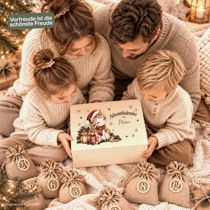 Adventskalender zum Befüllen für Kinder als personalisierte Holzkiste mit süßem Weihnachts-Einhorn und Wunschnamen. Das komplette Adventskalender-Set enthält eine Adventskiste aus Holz, 24 Jutesäckchen und 24 Holzzahlen von 1 bis 24 zum individuellen Selbstbefüllen. Personalisierter Adventskalender, Adventskiste personalisiert, Adventskalender Beutel, Adventskalender Box und Weihnachtskalender mit Namen für eine wiederverwendbare und besondere Weihnachtszeit. Maße: ca. 29,4 × 19,4 × 13,2 cm. UV-Druck.