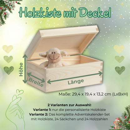 Maß- und Variantenübersicht „Holzkiste mit Deckel“ zum personalisierten Adventskalender aus Holz. Eine geöffnete, naturfarbene Kiste mit einem Kuschelschaf wird mit Pfeilen für Länge, Breite und Höhe gezeigt. Die Maße sind 29,4 × 19,4 × 13,2 cm (L × B × H). Zwei Varianten stehen darunter: nur die personalisierte Holzkiste oder das Adventskalender-Set mit Kiste, 24 Säckchen und 24 Holzzahlen. Hellgrüne Weihnachtsgrafik mit Herzen, Schneeflocken, Tannenzweigen und Sternen als Größenhilfe für die Adventskiste.
