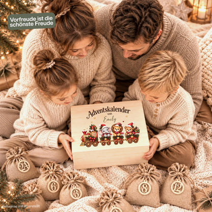 Adventskalender zum Befüllen für Kinder als personalisierte Holzkiste mit Weihnachtszug, niedlichen Tieren und Wunschnamen. Das komplette Adventskalender-Set enthält die Adventskiste aus Holz, 24 Jutesäckchen und 24 Holzzahlen von 1 bis 24 zum individuellen Selbstbefüllen. Personalisierter Adventskalender, Adventskalender Beutel, Adventskalender Box, Adventskiste Kinder und Weihnachtskalender mit Namen als wiederverwendbare Weihnachtsdeko für die Adventszeit. Maße: ca. 29,4 × 19,4 × 13,2 cm. UV-Druck.