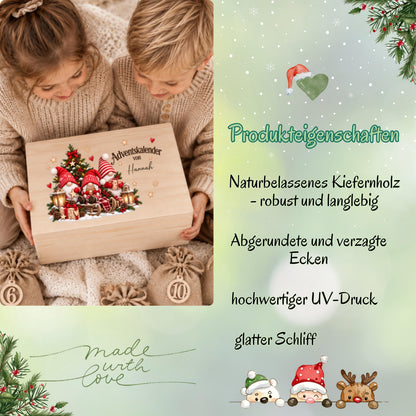 Infografik „Produkteigenschaften“ zum personalisierten Wichtel-Adventskalender aus Holz. Links halten zwei Kinder in beigen Strickpullovern eine Holzkiste mit Weihnachtswichteln und Wunschnamen; daneben liegen nummerierte Jutesäckchen. Rechts nennt die hellgrüne Grafik naturbelassenes Kiefernholz, robuste und langlebige Ausführung, abgerundete Ecken, hochwertigen UV-Druck und glatten Schliff. Tannenzweige, Herzen, Schneeflocken sowie Weihnachtsfiguren rahmen die Übersicht; unten steht „Made with Love“.