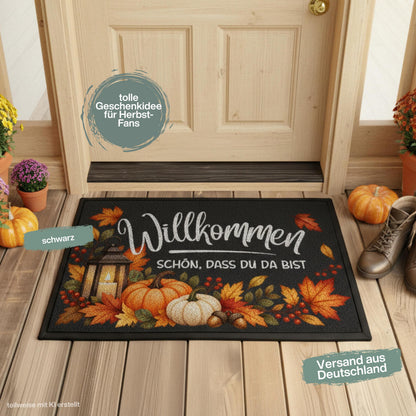 Herbst Fußmatte für Haustür und Eingang mit dem Spruch „Willkommen – Schön, dass du da bist“ und herbstlichem Motiv aus orangefarbenen Kürbissen, bunten Herbstblättern, Beeren, Eicheln und Laterne. Bedruckte Fußmatte aus 100 % Polypropylen mit rutschfestem Gummirand, erhältlich in drei Größen und verschiedenen Hintergrundfarben. Dekorative Haustür Fußmatte und Eingangs Fußmatte für Herbstzeit, passend als Willkommensmatte Schmutzfangmatte und Fußmatte Willkommen für einen dekorierten Hauseingang