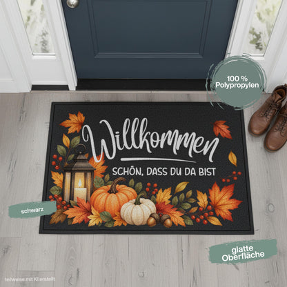 Herbst Fußmatte für Haustür und Eingang mit dem Spruch „Willkommen – Schön, dass du da bist“ und herbstlichem Motiv aus orangefarbenen Kürbissen, bunten Herbstblättern, Beeren, Eicheln und Laterne. Bedruckte Fußmatte aus 100 % Polypropylen mit rutschfestem Gummirand, erhältlich in drei Größen und verschiedenen Hintergrundfarben. Dekorative Haustür Fußmatte und Eingangs Fußmatte für Herbstzeit, passend als Willkommensmatte Schmutzfangmatte und Fußmatte Willkommen für einen dekorierten Hauseingang