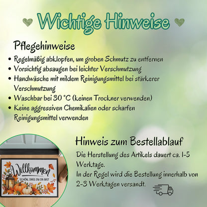 Herbst Fußmatte für Haustür und Eingang mit dem Spruch „Willkommen – Schön, dass du da bist“ und herbstlichem Motiv aus orangefarbenen Kürbissen, bunten Herbstblättern, Beeren, Eicheln und Laterne. Bedruckte Fußmatte aus 100 % Polypropylen mit rutschfestem Gummirand, erhältlich in drei Größen und verschiedenen Hintergrundfarben. Dekorative Haustür Fußmatte und Eingangs Fußmatte für Herbstzeit, passend als Willkommensmatte Schmutzfangmatte und Fußmatte Willkommen für einen dekorierten Hauseingang