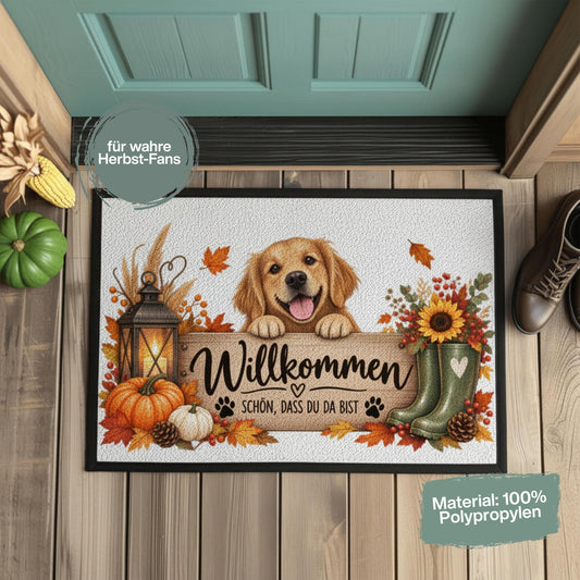 Herbst Fußmatte für Haustür und Eingang mit fröhlichem Hund und Spruch „Willkommen – Schön, dass du da bist“. Bedruckte Haustür Fußmatte mit Kürbissen, buntem Herbstlaub, Laterne, Sonnenblume, Beeren, Tannenzapfen, Gummistiefeln und kleinen Pfoten. Schmutzfangmatte aus 100 % Polypropylen mit rutschfestem Gummirand. Dekorative Eingangs Fußmatte und Willkommensmatte für die Herbstzeit, passend als Fußmatte Willkommen, Herbst Fußmatte und Geschenk für Hundebesitzer, Hundefreunde, Herbstfans